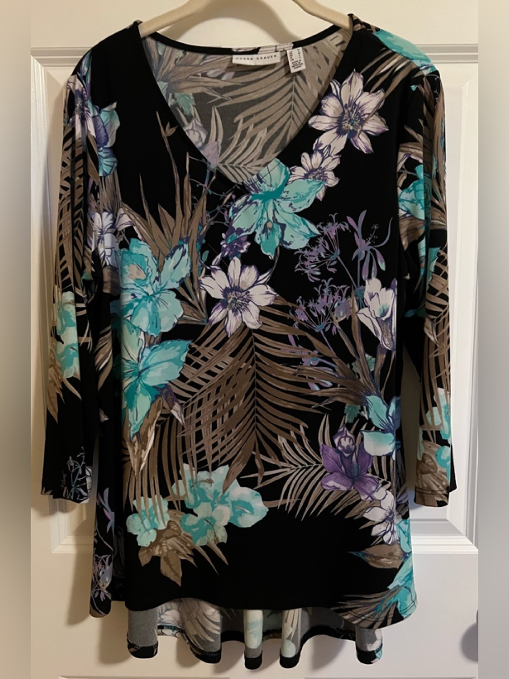 EUC Susan Graver floral v-neck top. Size M